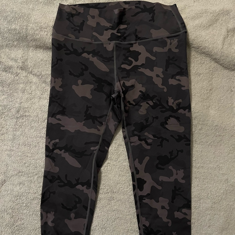 Zyia black/gray camo print leggings size 14-16